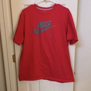 Nike Men’s XL light red/salmon athletic tee.